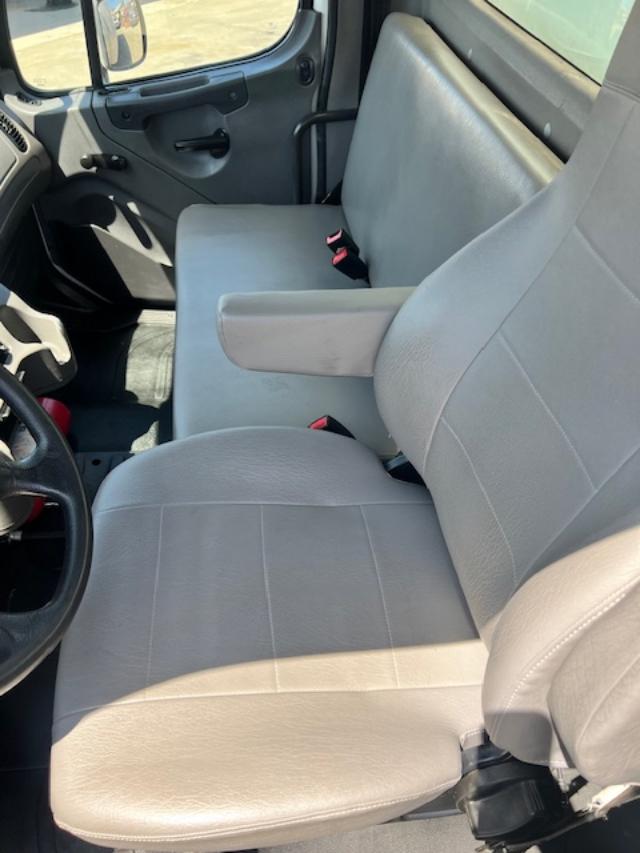 2019 Freightliner M2 106 26' Box Truck 1 Owner - Image 20