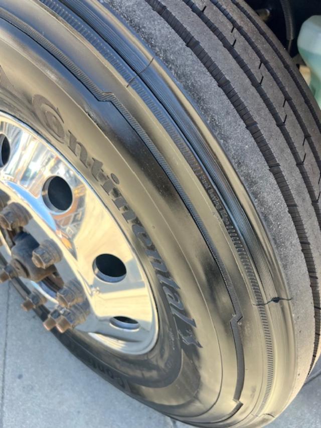 2019 Freightliner M2 106 26' Box Truck 1 Owner - Image 4