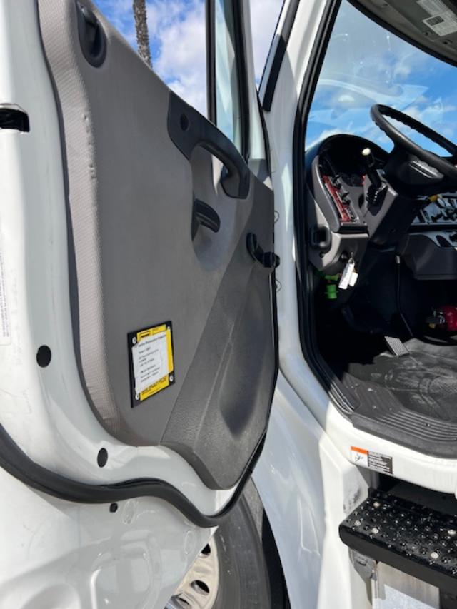 2020 Freightliner M2 26' Box Truck, 1 Owner! - Image 19