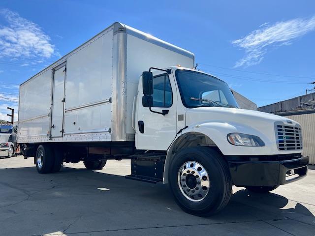 2020 Freightliner M2 26' Box Truck, 1 Owner! - Image 2