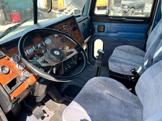 1998 Peterbilt 385 22' Flatbed - Image 15